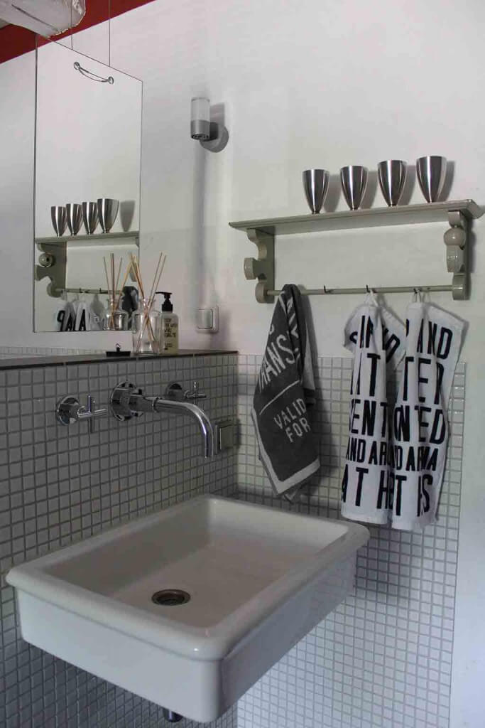 Auch das Badezimmer ist liebevoll im Landhausstil dekoriert