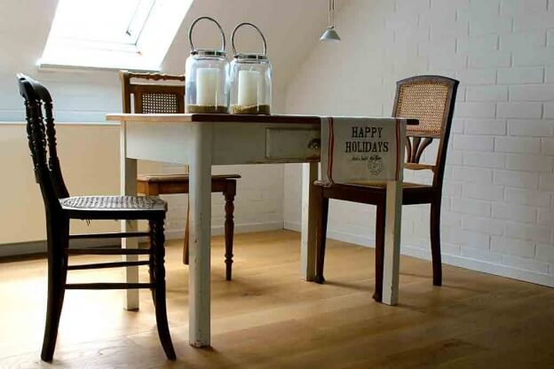 Natürliche Materialien und alte Möbel bestimmen den Stil in der alten Mühle