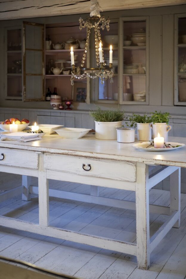 In einer Küche im Landhaus Stil kommen alte Möbel zu neuen Ehren