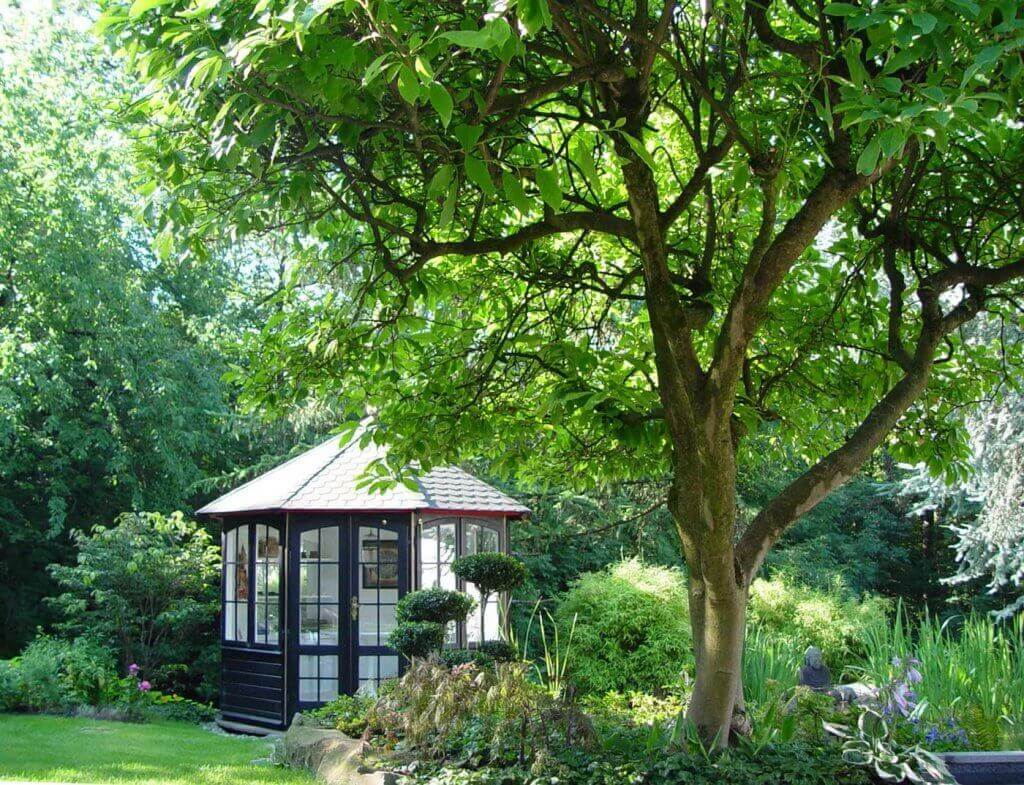 Pavillon im Garten bietet Schutz vor Sonne und Regen